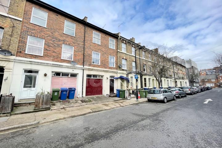 Offering 1235 Sq.Ft.of living space with charming garden & extra study room Charleston street , Elephant and Castle